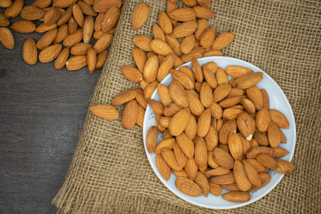 6 Surprising Benefits of Eating 6 Soaked Almonds Every Morning